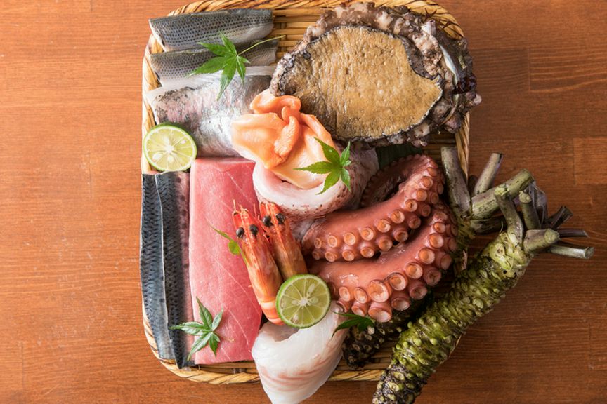 築地へ自ら足を運ぶだけでなく、全国各地より食材を直送