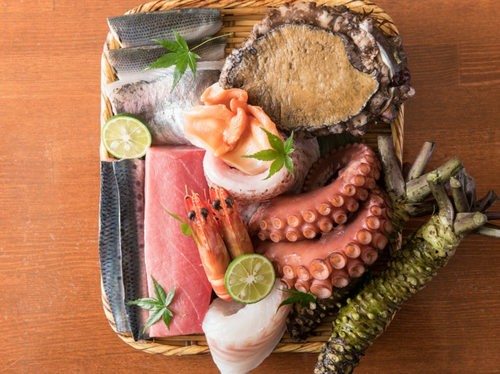 築地へ自ら足を運ぶだけでなく、全国各地より食材を直送