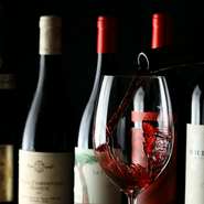 ワインは国にこだわらずに、口当たりのいい飲みやすいオーガニックワインを、赤、白、ロゼ、スパークリング合わせて常時約40種類をストック。仕入れるワインは、スタッフ全員で試飲して決定します。