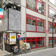 神楽坂通りに面したお店です。飯田橋駅から徒歩4分とアクセスも便利です。