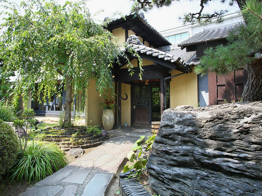 庭園の緑が映える歴史ある古民家を改装したレストラン