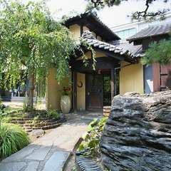 庭園の緑が映える歴史ある古民家を改装したレストラン