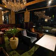 クリスタルのシャンデリアやダウンライトなどの上質な雰囲気は、記念日をシックに過ごしたい二人に最適です。事前に相談しておけば、デザート＆フルーツのアレンジも可能。大切な人との心に残る時間を満喫できます。