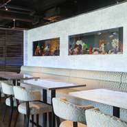 名古屋駅から歩いてもすぐという好立地にも関わらず、大人数でも利用できるバンケットホール。料理は、趣向を凝らした肉バルメニューが登場します。足を運んでくれたゲストと、心に残る時間を笑顔で満喫。