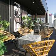 季節が良い時には、オープンエアーなテラス席がおすすめです。店内とはまた異なる趣きあり、開放感のある雰囲気に心が弾むます。ビルの上階から眺める景色が喧噪を忘れさせ、非日常の世界を演出。