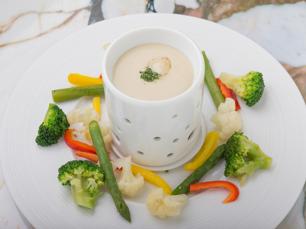 全国からの旬野菜を柳橋市場で選りすぐり『朝採れ季節野菜の彩バーニャカウダ』