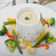 日々巡る旬の美味しさを、常時6～7種類ほどをピックアップしています。アンチョビとガーリックをブレンドした特製バーニャカウダソースは、あっさりとしていて舌触りも滑らか。