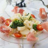 「メリメロ」とはフランス語で「ごちゃまぜ」の意。ブロッコリーなどの緑黄色野菜を中心に美味しい素材の詰め合わせ