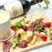 ※2名様分より承ります。彩り鮮やかな季節の野菜と熟成牛を盛り合わせ