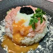 〆に最適。さっぱりとした鮪たたきの上に高級ブラックキャビア をのせ粉チーズの濃厚な味わいがクセになる