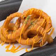 サクッと仕上げたオニオンリングに濃厚なシーズソースをたっぷりかけて