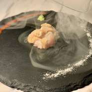 純系名古屋コーチンを瞬間燻製。桜の上品な薫香と鶏の旨味をお楽しみください。