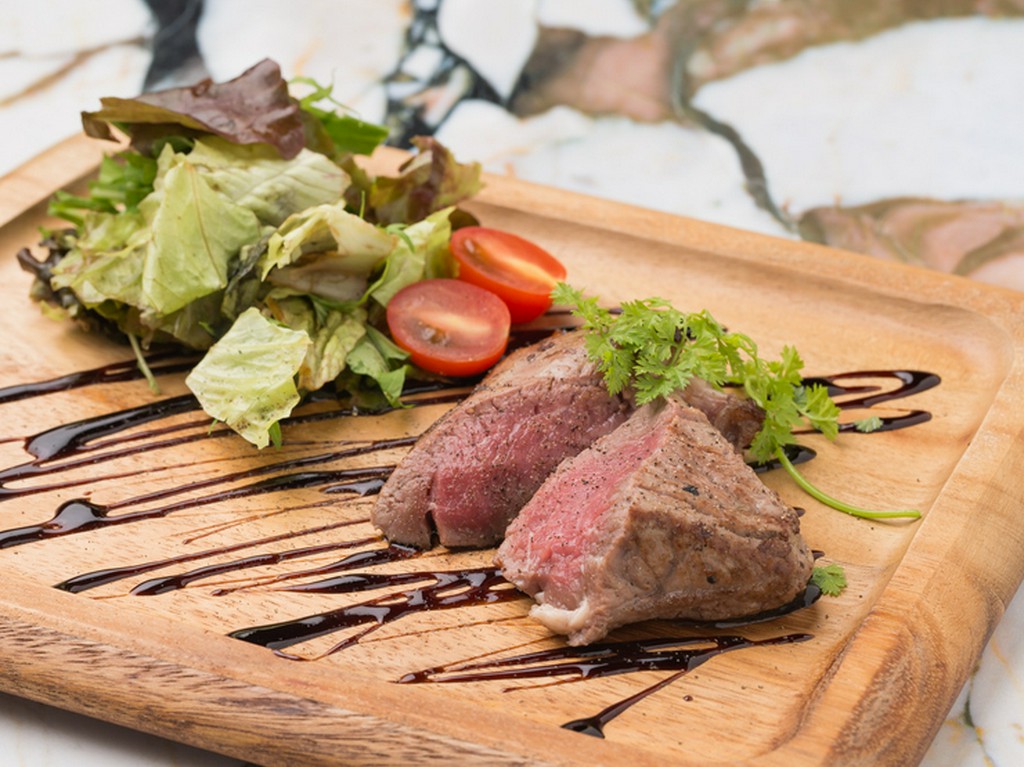 程よい脂と柔らかな肉質が、ワインとの素敵なマリアージュを奏でる『熟成牛　フィレステーキ　150g』