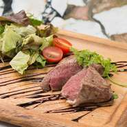 適度なエイジングがかかったフィレ肉は、初めて熟成牛を味わう方にも食べやすいと好評です。つけダレは、玉葱と醤油ベースのステーキソースで。写真は1人前、ボリュームアレンジも可能です。