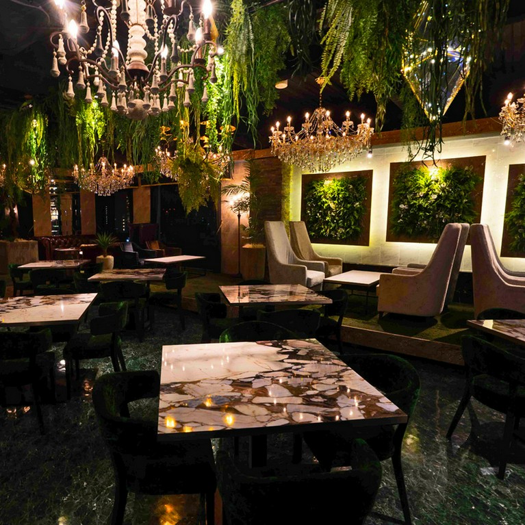 カクテル約60種！　豊富な飲み放題。「熟成牛のグリル」をメインとしたボリューム満点コース。