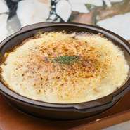 オリジナルの配合を施したマイルドな香辛料と野菜やひき肉を入れてつくるカレーです。ご飯の上にたっぷりとのせ、さらにチーズをトッピング。とろけたチーズと、カレー・ご飯の三位一体を堪能できます。