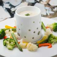 近隣にある柳橋中央市場には、毎朝新鮮で旬を楽しめる野菜が多く並びます。その中から、料理に合わせて選りすぐり。『バーニャカウダー』を始め、野菜を使った料理も多く取りそろえられています。