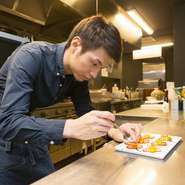 味付けや調理法だけでなく、趣向を凝らした盛り付けもこだわりを持っている伊藤氏。料理がテーブルへとサーブされた際、思わず笑顔になったり、感嘆の声が上がるような一皿を日々研究されているそうです。