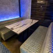 駅近くの好立地ながら、100名越えの大人数でも入れる広々としたフロアを完備しています。飲み放題がセットになったコースは、どれもクオリティーが高くボリュームも満点。同僚や友人と素敵な時間を満喫できます。