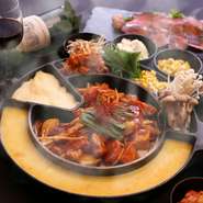 甘辛く味付けされた鶏肉(タッカルビ)をとろ～りチーズに絡めて食べる話題の韓国グルメ「チーズタッカルビ」が新登場！2時間飲み放題付チーズタッカルビコースは、1日5組様限定！