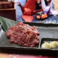 上質な赤身肉の良いところだけを刺身にしました。	にんにく・生姜と共にお召し上がりください。	