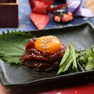 臭みのない上質な馬肉に特製ユッケダレを絡めました。	卵黄を絡めてお召し上がりください。	