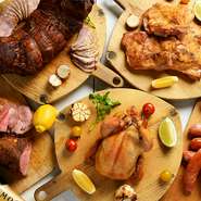 【コース内容】牛・豚・鶏、3種類のお肉（鶏肉のマヨネーズ焼き・熟成肉の牛、豚）に、サラダ 、揚げ物、デザートなどがつく全8品