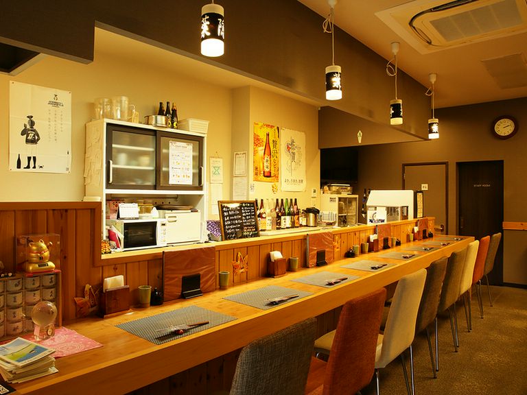 男性・女性ともお一人様も多い店。店主がカウンターでおもてなし