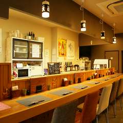 男性・女性ともお一人様も多い店。店主がカウンターでおもてなし