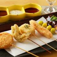 自慢の串揚げは旬野菜・魚介・肉など16種以上が揃い、佐賀直送オーガニック野菜など、おいしくヘルシーな食材ばかり。なかでも子持ち昆布・天然海老・アスパラガス肉巻きが人気。秋～春先は浜名湖舞阪かきをぜひ！