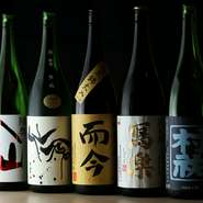 週替わりで10種類ほどある日本酒やフランス東部のブルコーニュ地方のものを中心とした白ワイン、クラフト人などを楽しめます。日本酒の酸味やワインの甘み調和した、「新しいジャンルのグルメ焼き鳥」を味わえます。