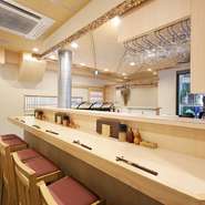 テーブルや棚などに使われた白木の、温かみを感じる和の空間に心が落ち着きます。肌触りの滑らかな白木と白を基調とした清潔感と高級感を併せ持つ店内は、まるで高級な日本料理店を思わせます。