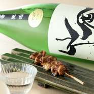「やきとりマリアージュ」を合言葉に、その串に合う日本酒やワイン等こだわりのお酒を、利き酒師が教えてくれます。濃厚な味付けの部位にも負けない山廃系などのお酒を中心とした日本酒は焼き鳥との相性抜群です。