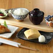 『季節のお造り』や肉料理、酒肴、珍味など【田酔】ならではの料理が盛り込まれたコース料理は、6000円、8000円、10000円とあり、バラエティに富んだメニューがテーブルを彩ります。