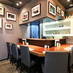 カウンター越しの大人な会話を愉しむひととき