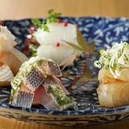 九州より旬の地魚を取り寄せた『お造りの盛合せ』は、いろいろな魚を味わってもらいたいと7種も盛り込んでいます。あらかじめ味付けが施されているので、まずは醤油を付けずに素材本来の味を楽しんでください。