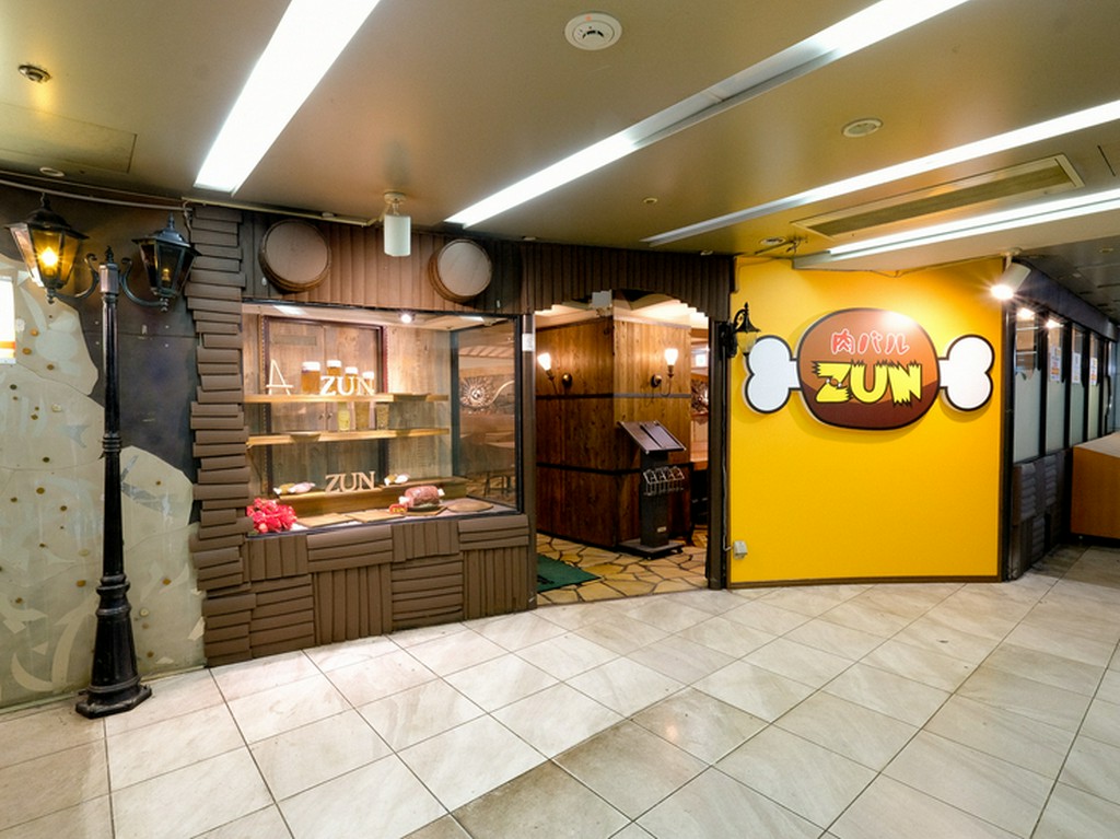 淀屋橋駅からすぐ。骨付き肉のロゴが目印