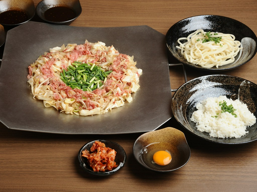 さらに贅沢な旨みを感じられる『炊き肉～カルビ・ロース・ホルモン・いか・海老（1人前）』