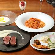 お昼には3種のランチをご用意。なかでも人気の『Giardinoコース』2300円～（写真）は、季節の前菜5種盛り、本日のスープ・パスタ・メイン料理からなる贅沢な内容。日頃の疲れを癒す、ご褒美ランチに!