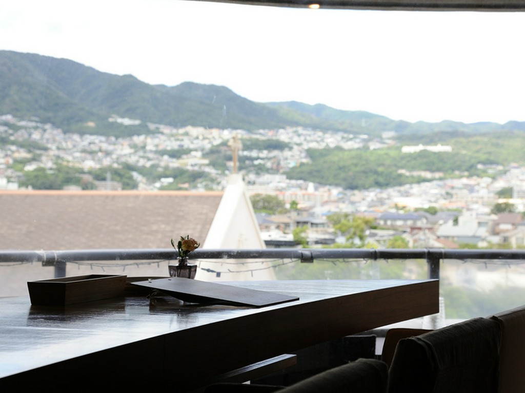 ビルの最上階からの眺めが抜群! 夜はロマンチックな夜景に