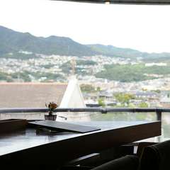 ビルの最上階からの眺めが抜群! 夜はロマンチックな夜景に