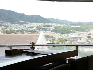 ビルの最上階からの眺めが抜群! 夜はロマンチックな夜景に