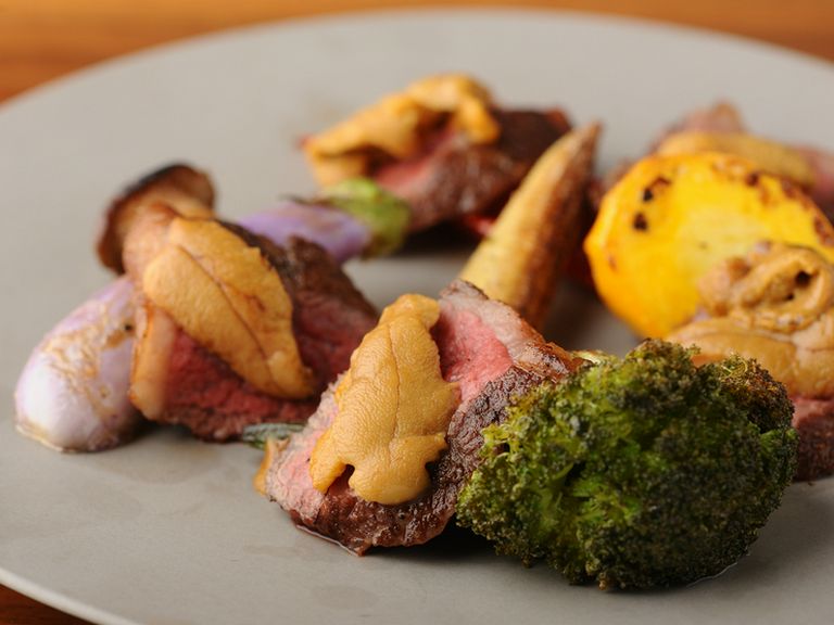 究極の贅沢の一皿『黒毛和牛サーロインと雲丹のUNIKU』