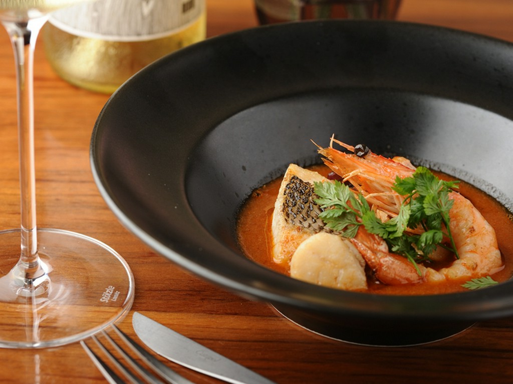 海の幸のスペシャリテ『魚介たっぷりカチュッコ フィオーレ風』