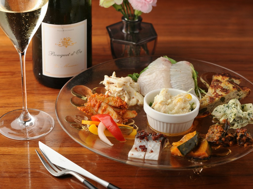 ひねりをきかせた旬菜を楽しめる『前菜おすすめ盛り合わせ』