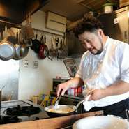 大切にしているのは、“心味通真味（しんみつうしんみ）”という言葉とその実行。「心の通った味は真の味」を胸に刻み、季節食材の吟味から調理・ご提供までを、一つ一つに心を込めて、丁寧に行っています。