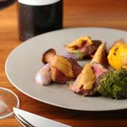 料理に加え、眺めも自慢の店。ランチ・ディナーともにロマンチックな雰囲気の中、季節のイタリアンを満喫できます。記念日のご利用時には、お店からサプライズプレゼントが! 詳細はご予約時に承ります。