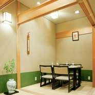 ひとたび暖簾をくぐるとゆったりとした京都を想わせる茶室風の個室は、花を生け、掛け軸を設え四季の国日本の佇まいを調えお客様を迎え致します。新春祝懐石「霞初月の懐石」5,500円、飲み放題コースも華やかに。

