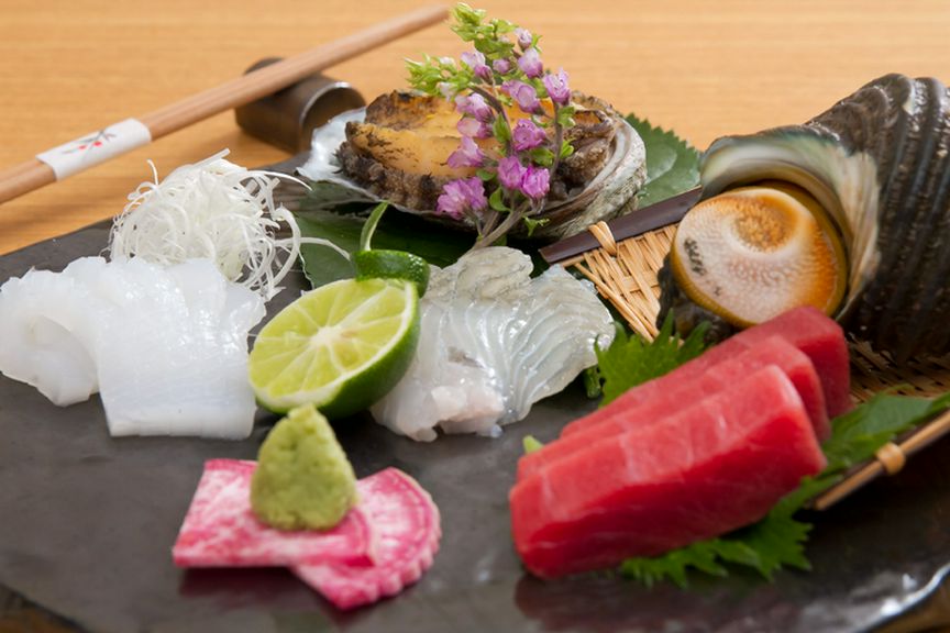 新鮮活魚のお造りなどおすすめです