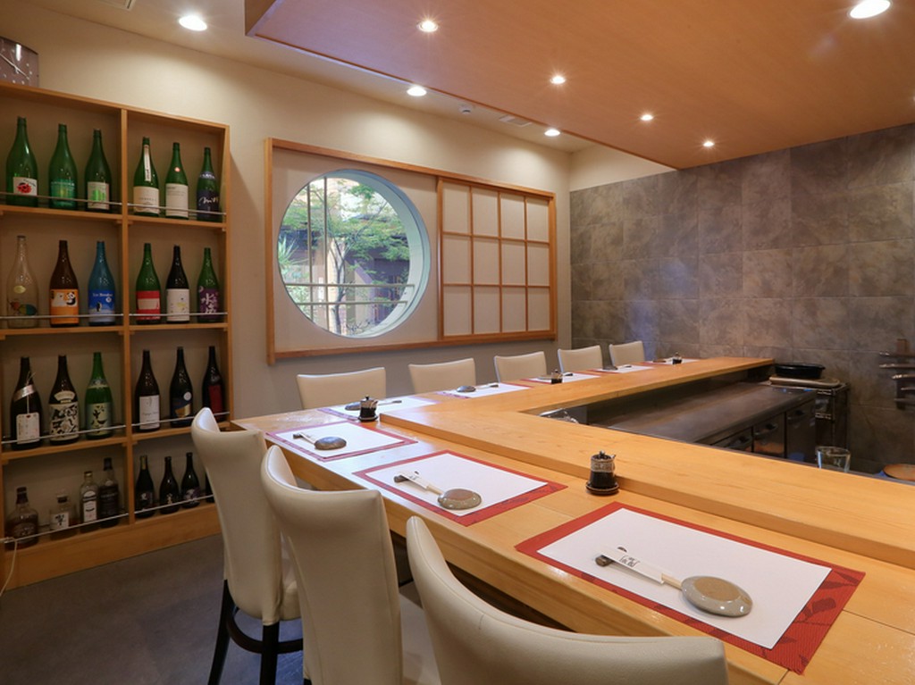 店主との会話にも心が和む、気取らずにくつろげる和モダンな店内